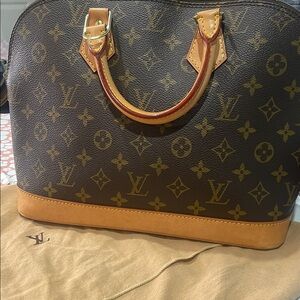 Louis Vuitton Alma (shown live)